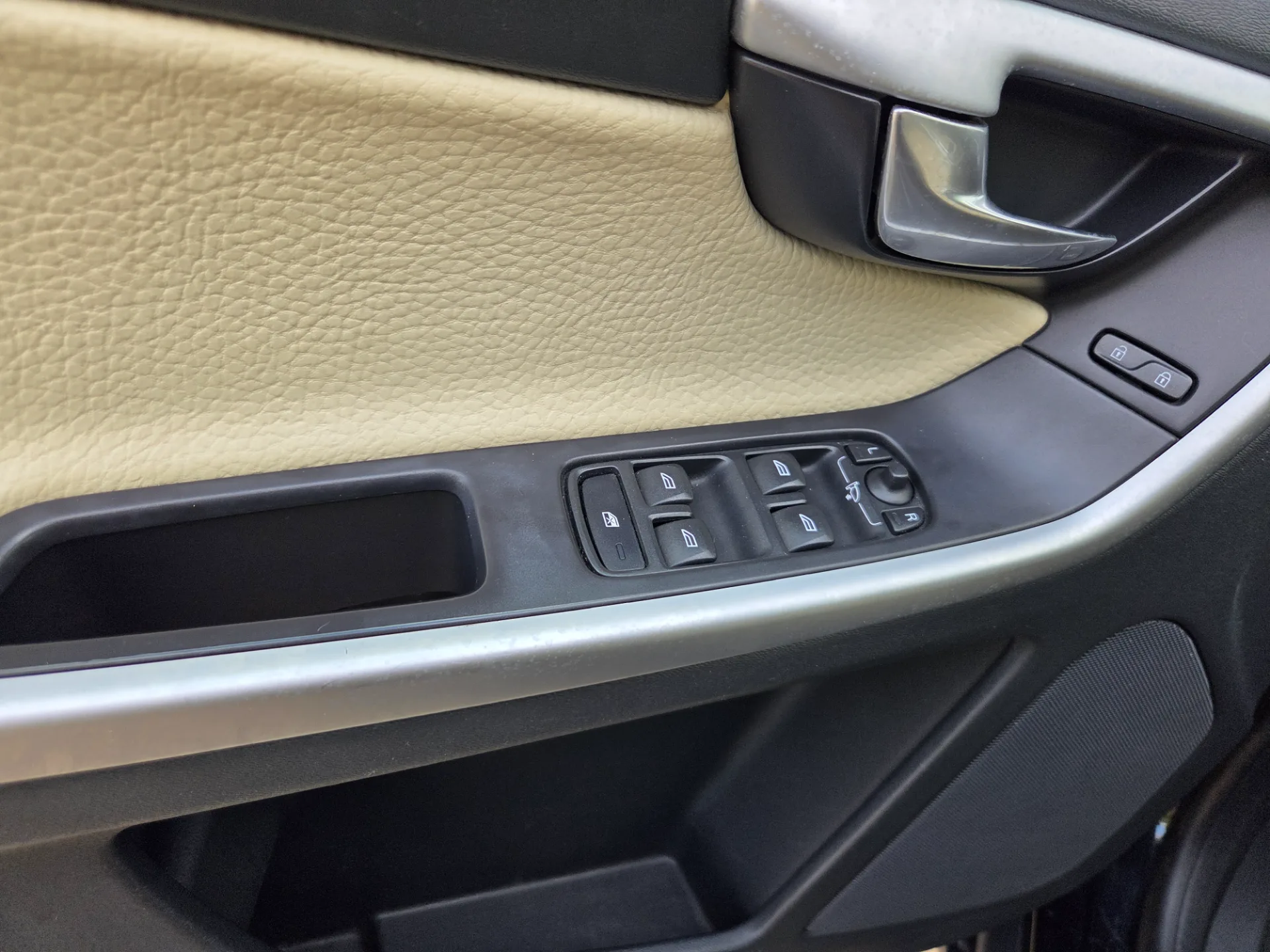 VOLVO XC60, 2011 — 24