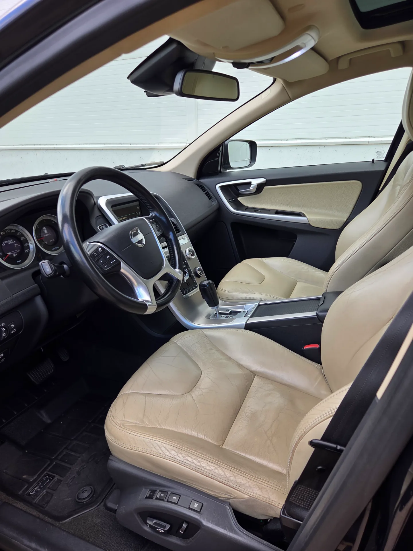 VOLVO XC60, 2011 — 37